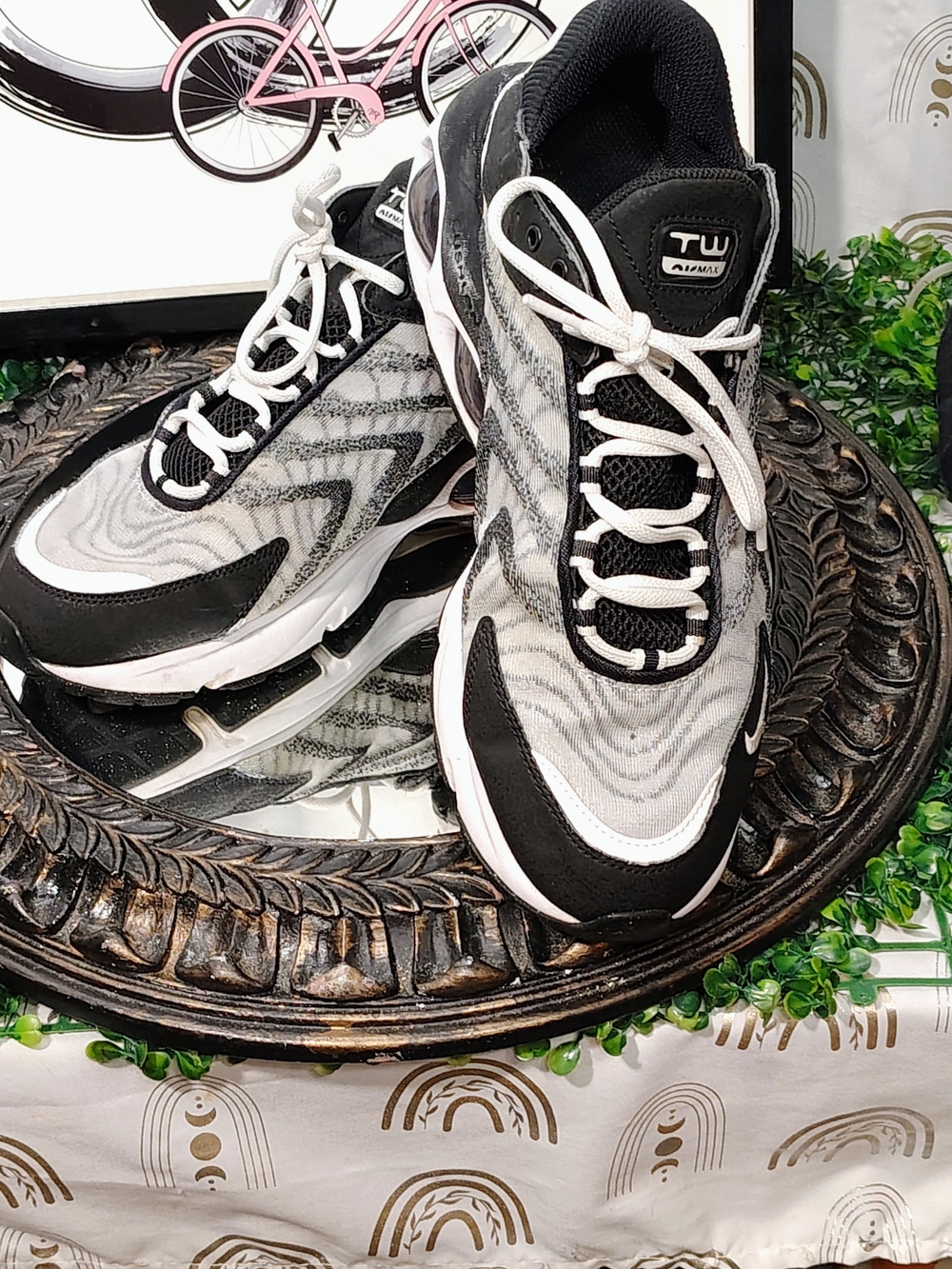 Nike Men’s Black and White Wave-Pattern Sneakers